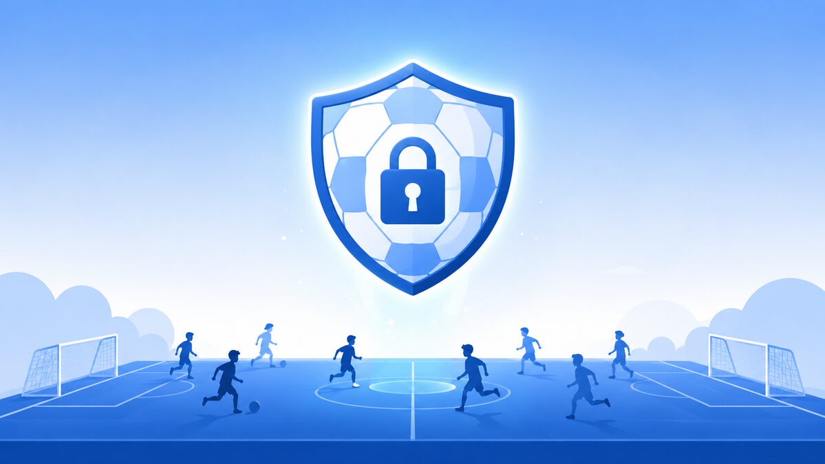 Illustratie van een privacy-schild boven een jeugdvoetbalveld, symbool voor AVG en gegevensbescherming van minderjarige spelers